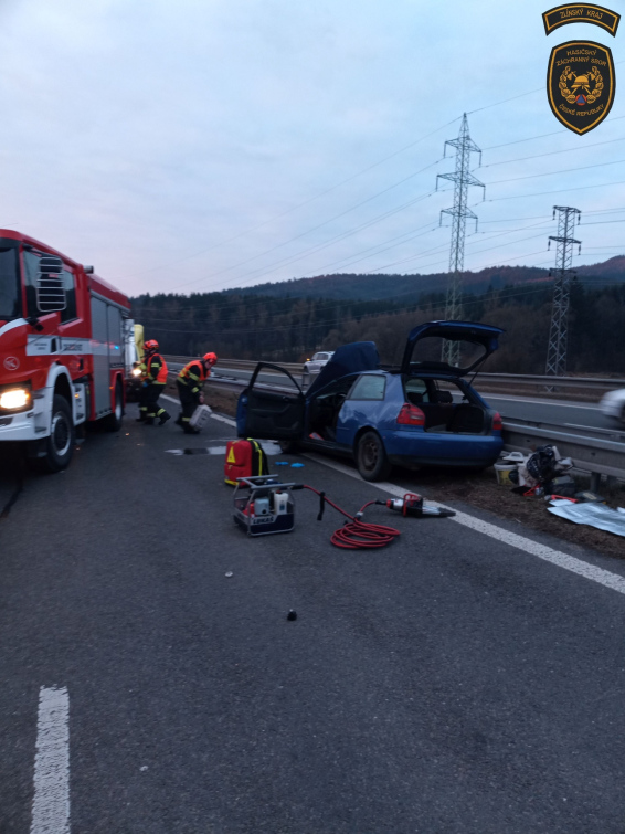 Hasiči u Ratiboře vyprošťovali řidiče z havarovaného auta