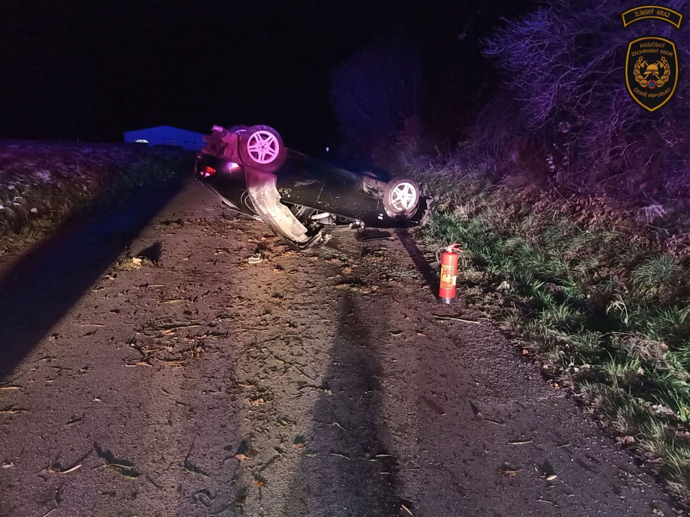 Řidič převrátil u Kladerub auto na střechu