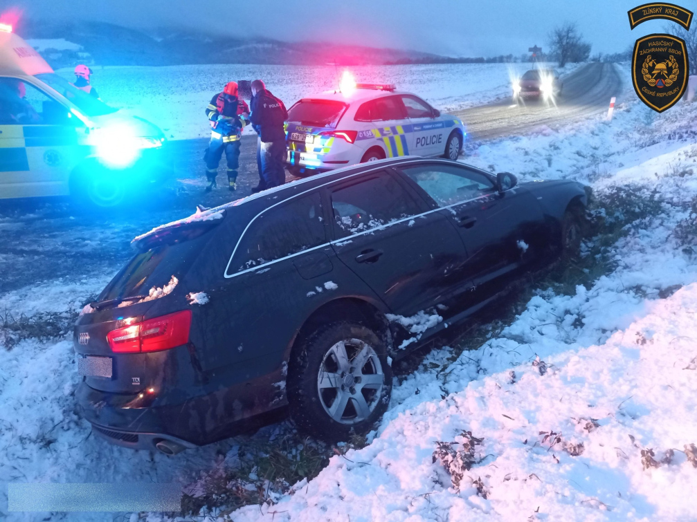 Sníh na silnicích začíná úřadovat. Jedna havárie v Poličné, druhá ve Velíkové