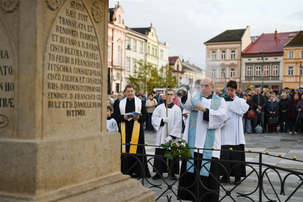 Valmez završil opravu náměstí restaurováním Mariánského sloupu