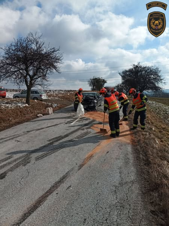 Tři zranění po srážce osobáku s náklaďákem u Kelče