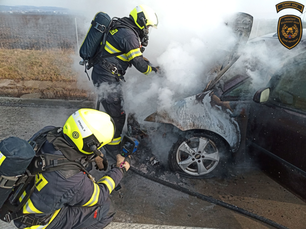 Na dálnici vzplálo osobní auto