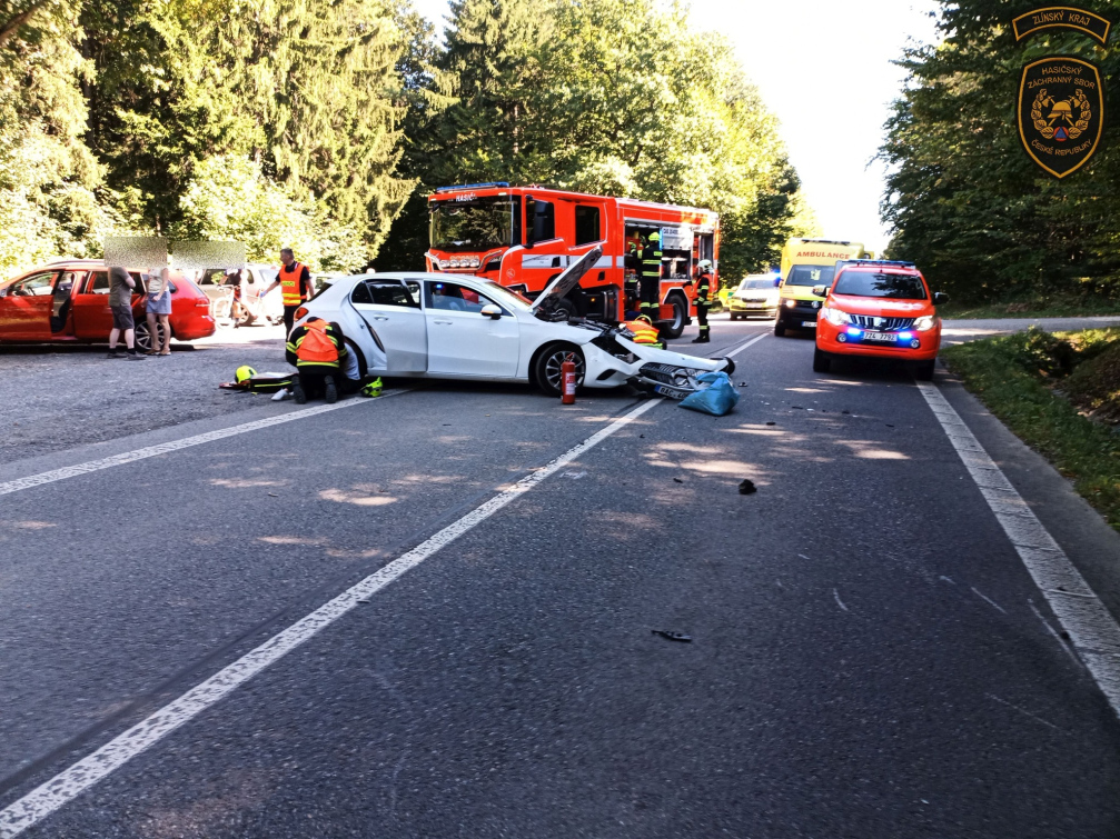 V neděli bouraly osobáky i motorkář