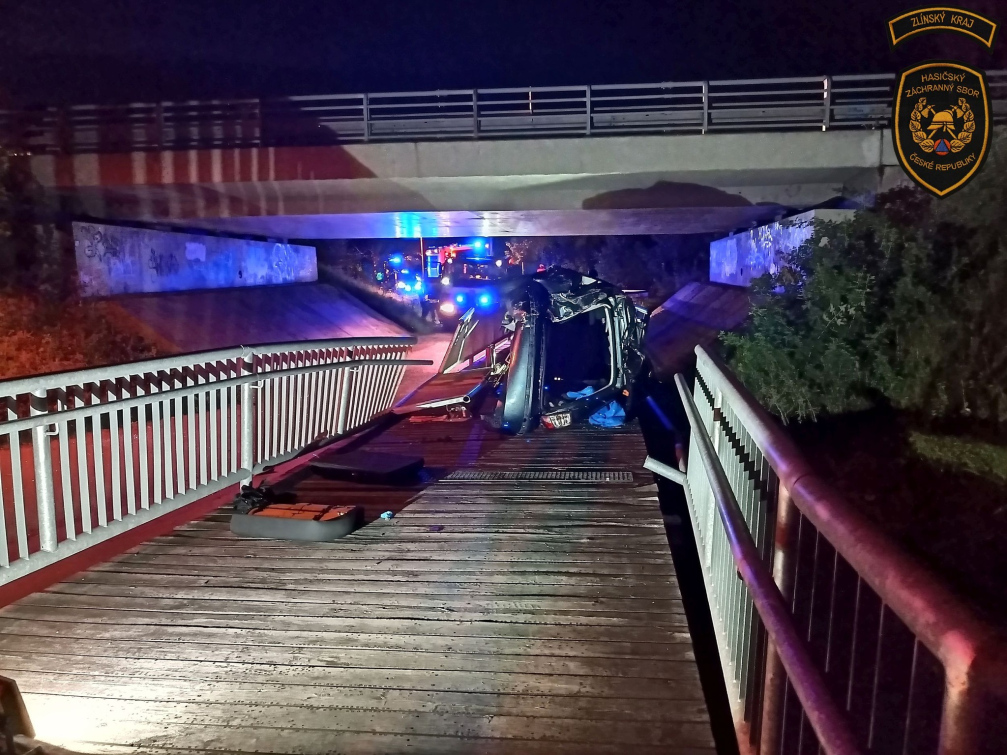 Auto spadlo z mostu, řidič zůstal zaklíněn