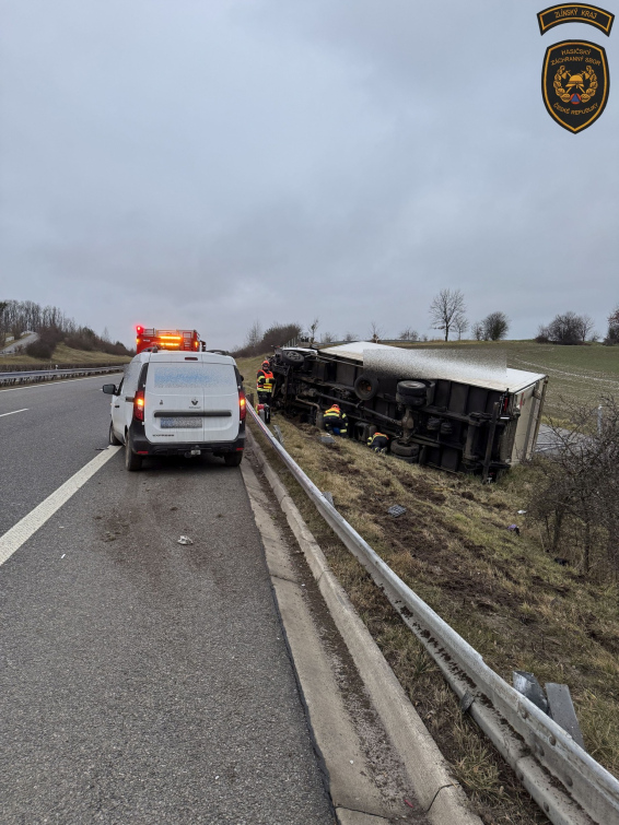 Osobák se srazil s náklaďákem, další auto skončilo na střeše