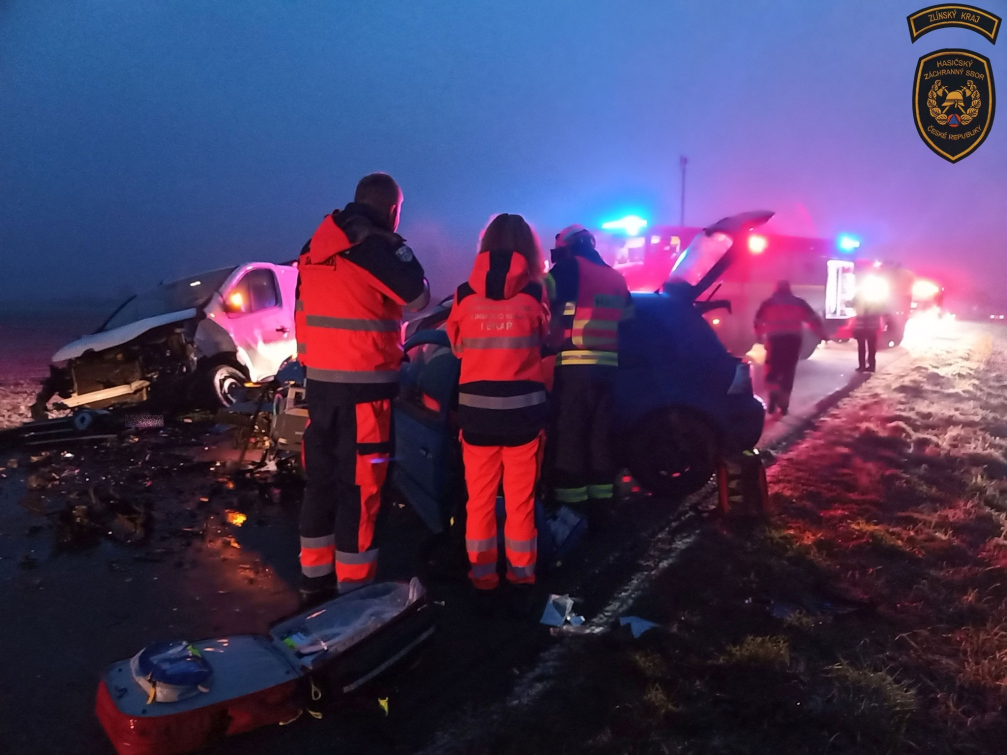 Srážka osobáku s dodávkou. Řidička skončila v nemocnici