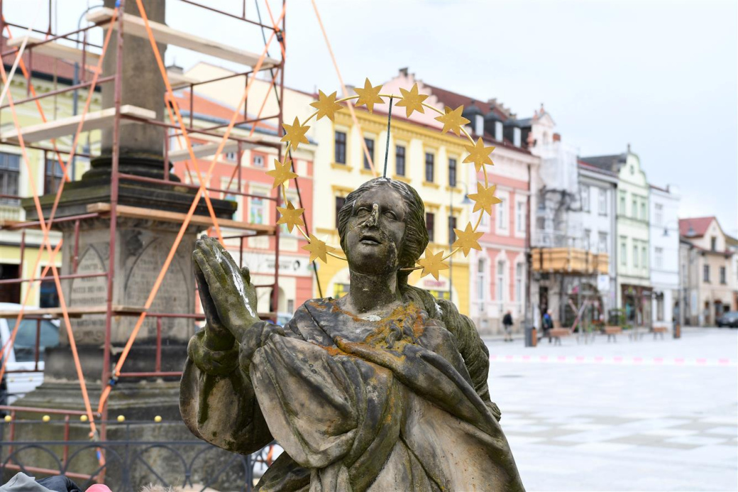 Mariánský sloup na meziříčském náměstí  je v péči restaurátorů