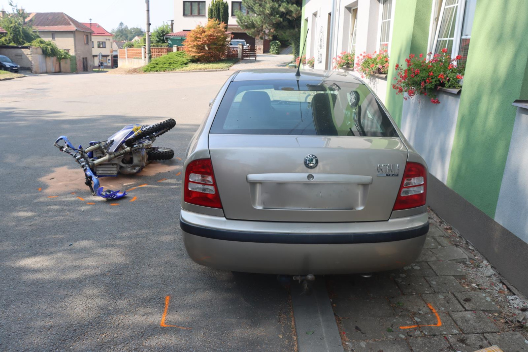 Nepoučitelný NEřidič. Motorkář si havárií způsobil těžká zranění 