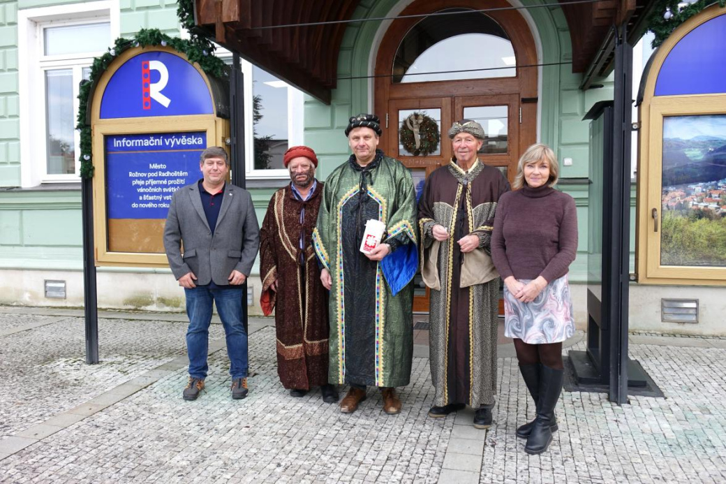 Na rožnovské radnici koledovali Tři králové