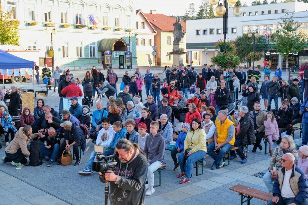 Rožnované přispěli během úterní benefice lidem zasaženým povodní téměř 51 tisíc korun