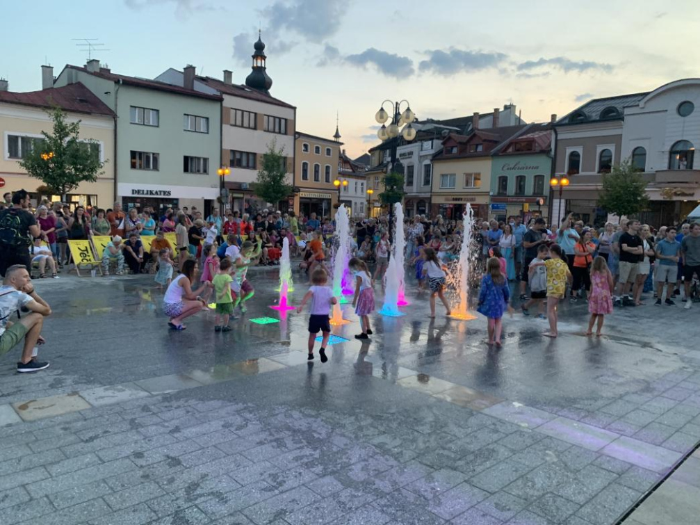 Fontána radosti v Rožnově: Nový vodní prvek přilákal stovky občanů