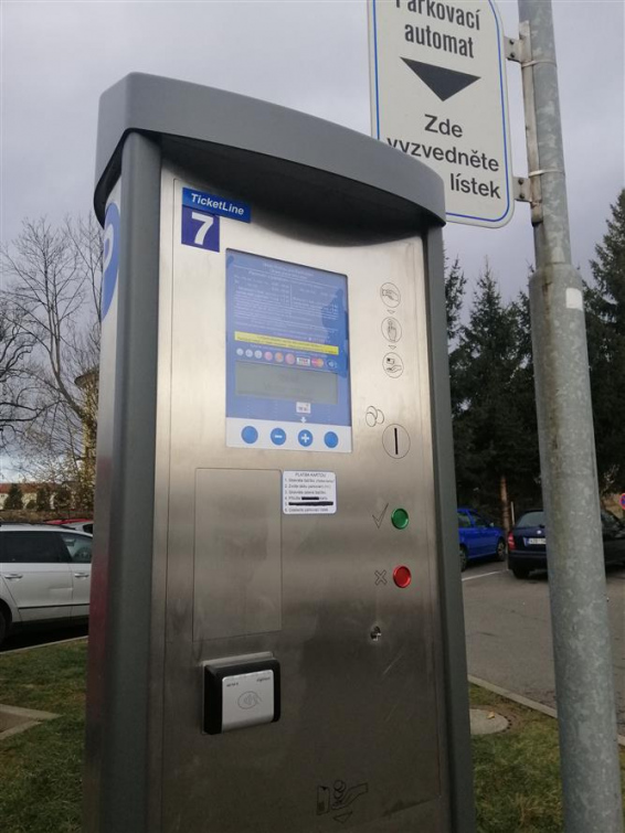 Město má dva nové parkovací automaty s bezkontaktními platbami, chystají se i další 