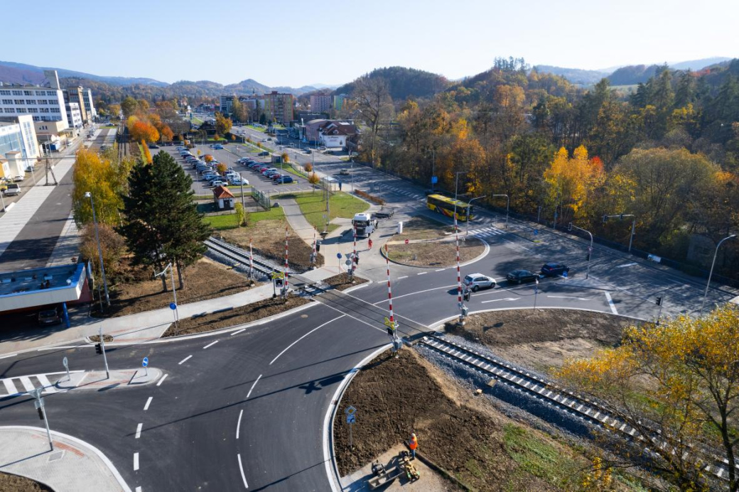 Železniční přejezd v Rožnově je po rekonstrukci bezpečnější