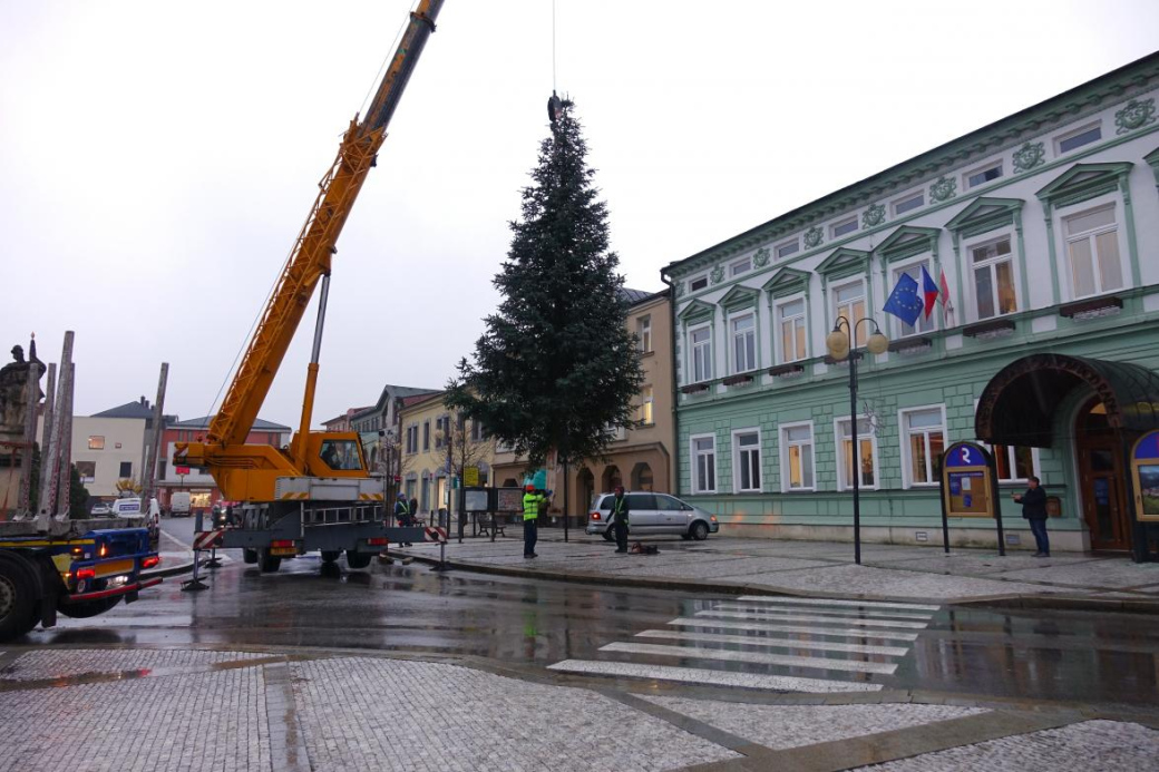 Vánoční strom již zdobí Masarykovo náměstí. Rozsvítí se v pátek 1. prosince