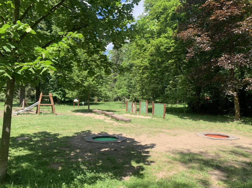 Zemní trampolíny oživily městský park