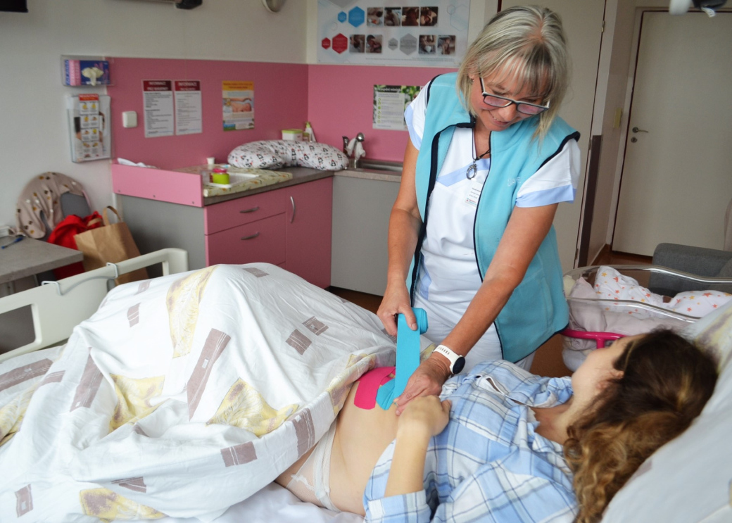 V porodnici Nemocnice AGEL Valašské Meziříčí pomocí tejpů podporují hojení, laktaci i zmírnění bolestí