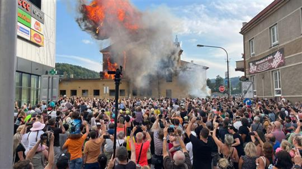 Vsetín se rozloučil se starou nádražní budovou