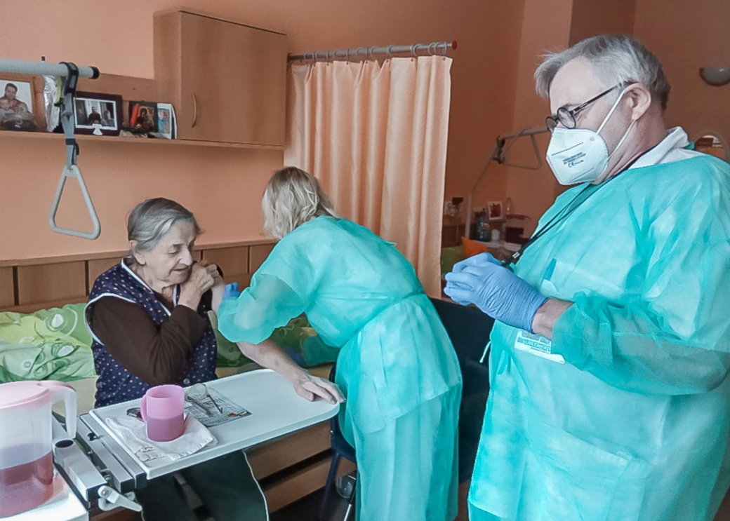 Vsetínská nemocnice ztrojnásobila denní počty očkovaných, do terénu vyjíždí i její mobilní tým