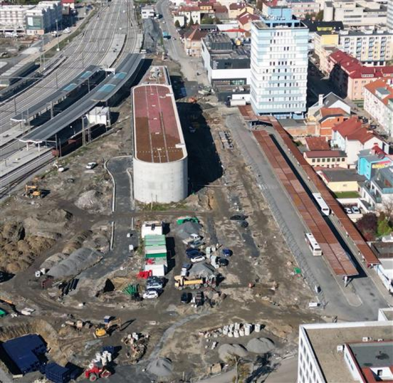 Vsetín buduje nové autobusové nádraží, u polikliniky vyrůstá okružní křižovatka. Pozor na nové dopravní omezení