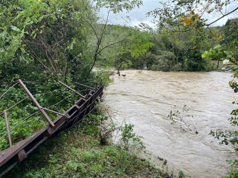 Povodňová komise řeší odstranění zborcené lávky z koryta Bečvy