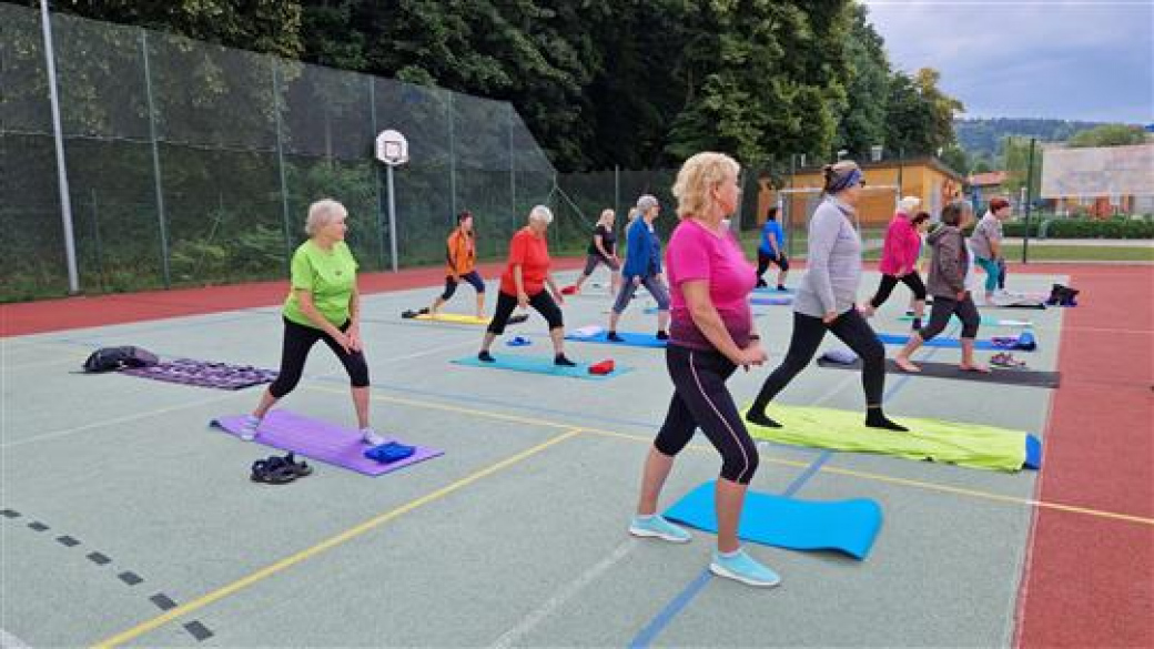 Vsetínský senior zve na ranní jógu s plaváním