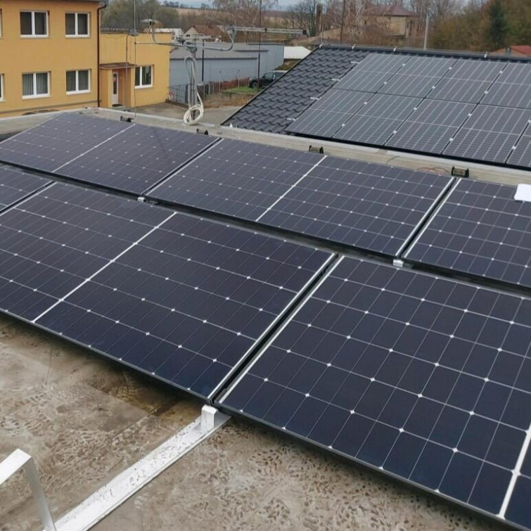 Záchranka instaluje fotovoltaiku na sedmi výjezdových základnách