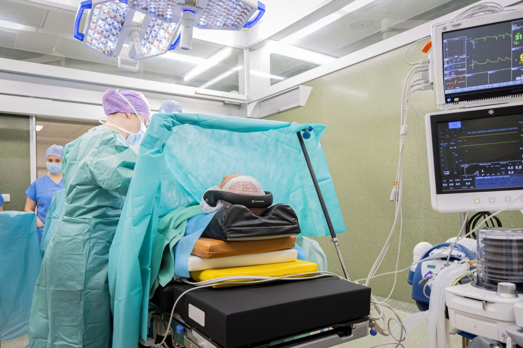 Anesteziologové v KNTB začali hudbou zpříjemňovat vybraným pacientům operace