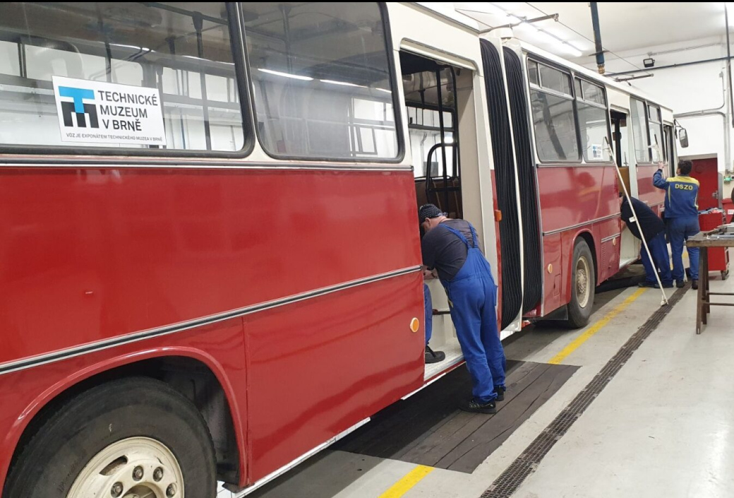 Pracovníci DSZO opravili historický autobus z roku 1989. Radost bude dělat v Brně