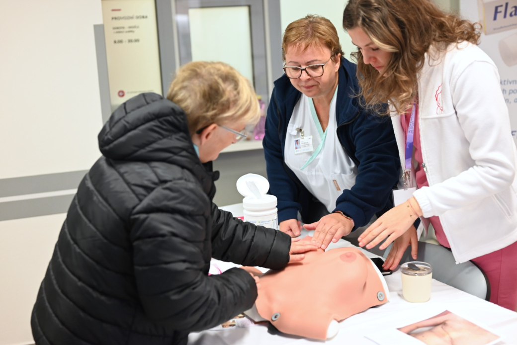 V Uherskohradišťské nemocnici zvyšoval Říjen v růžové povědomí nejen o samovyšetření prsou