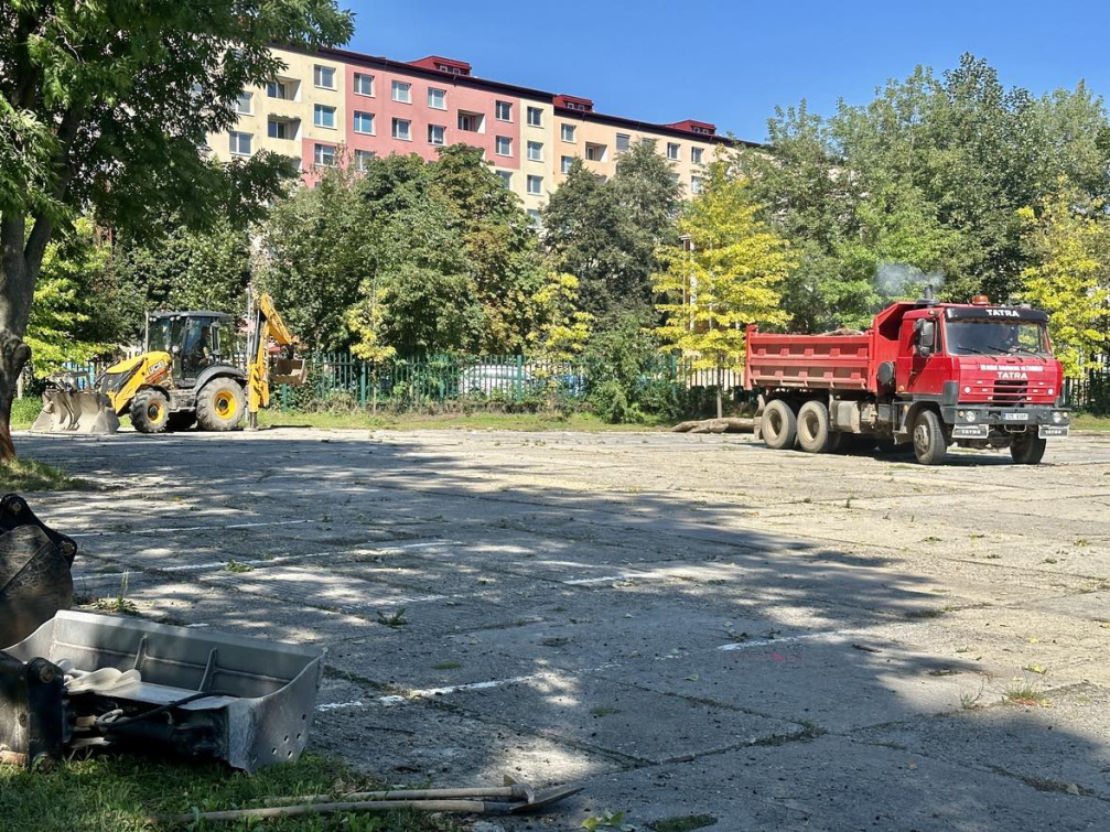 Stavební úpravy v Uherskohradišťské nemocnici – rekonstrukce parkoviště a garáží i nové zázemí pro úklid