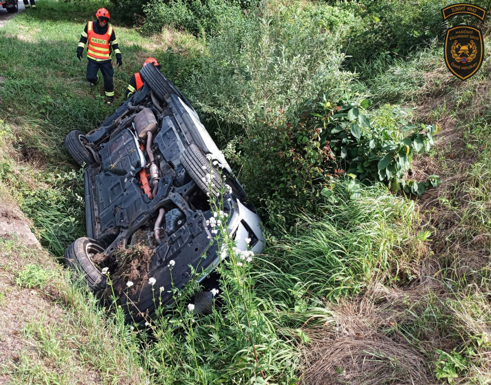 Obrátil auto na střechu a ještě do potoka