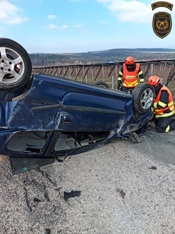 Auto převrácené na střechu a dva zranění