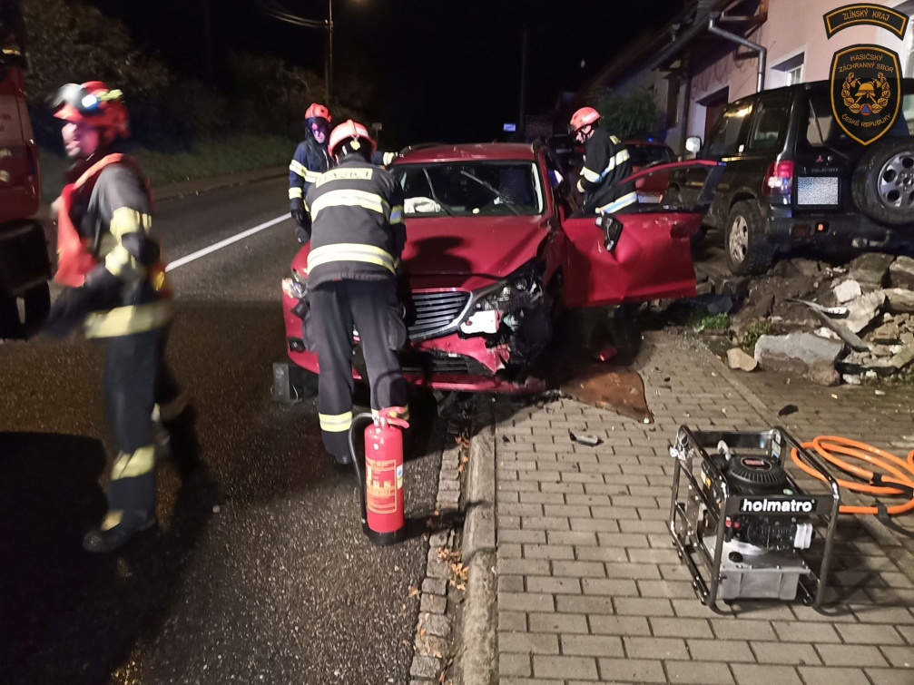 Řidič narazil do zídky. Vyprostit ho museli hasiči