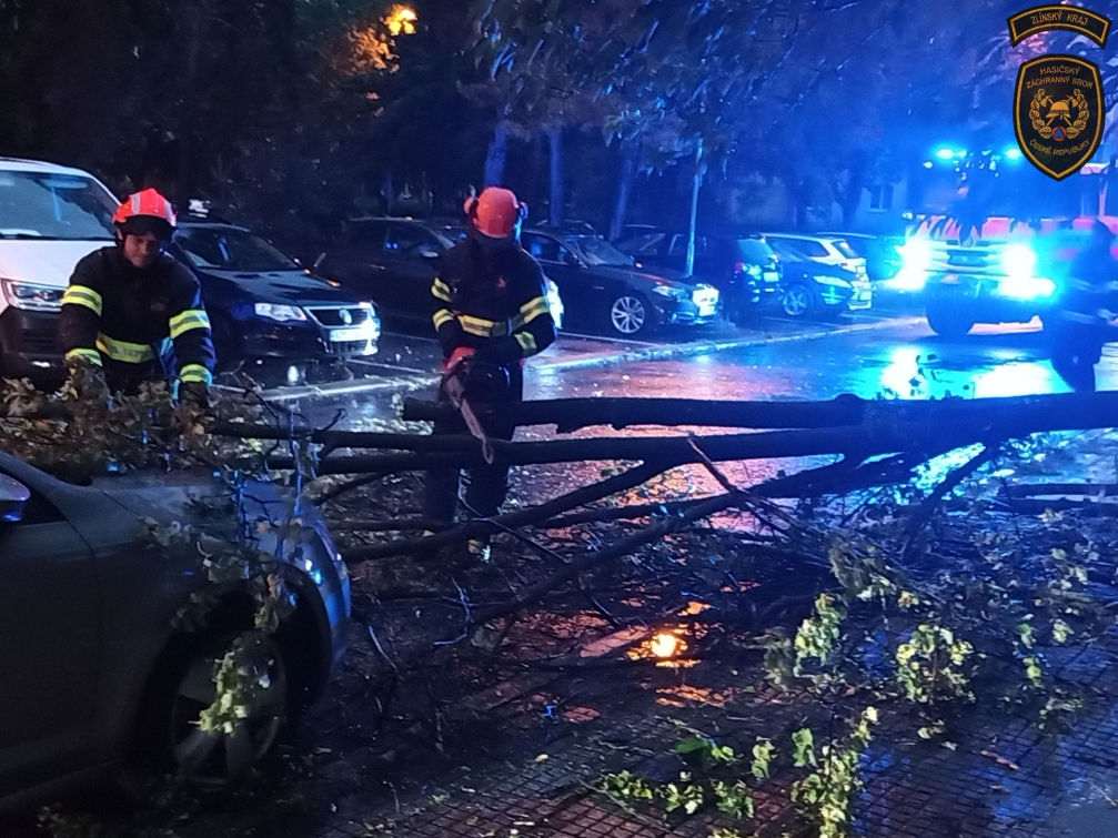 Páteční večerní bouře kácela stromy a způsobila další škody  