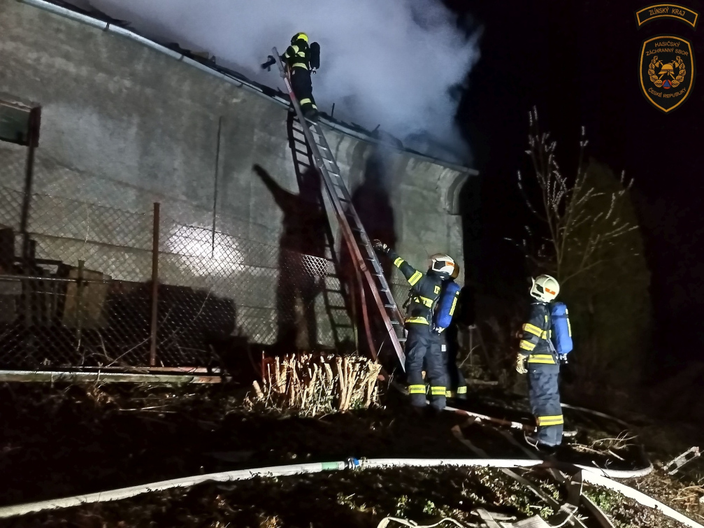 Komplikovaný zásah hasičů. Během hašení budovy se propadl strop