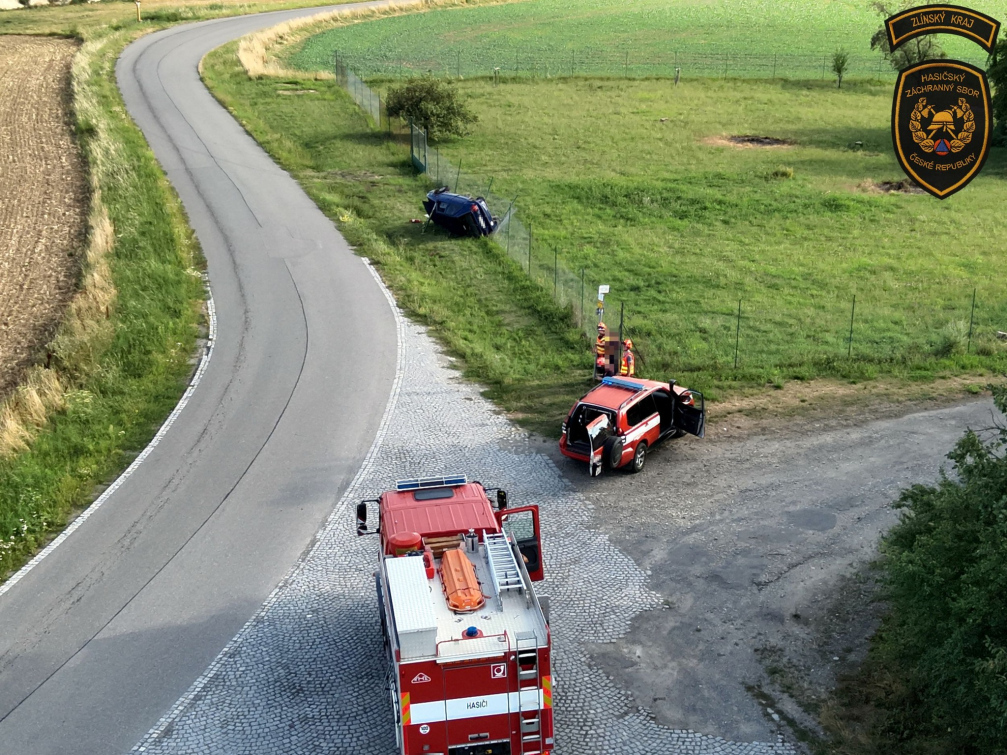 Nezvládl zatáčku a vyvrátil auto na bok