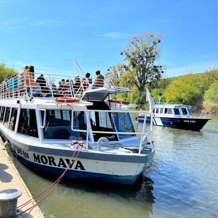 Léto láká turisty k Baťově kanálu