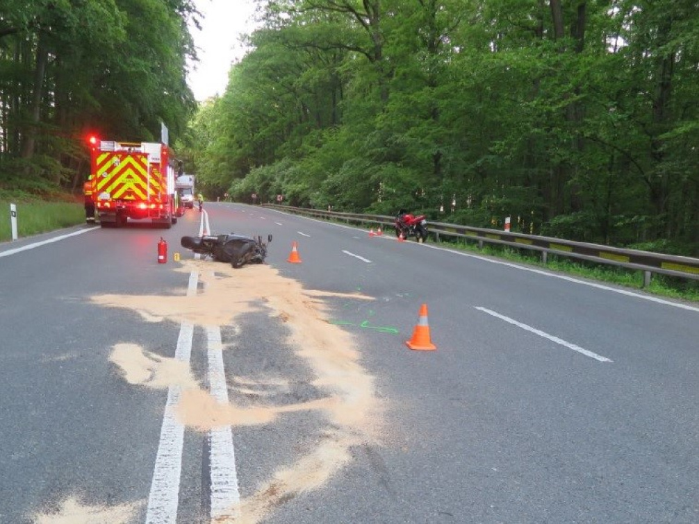 Nehoda dvou motorkářů. Zranili se oba řidiči i spolujezdkyně 