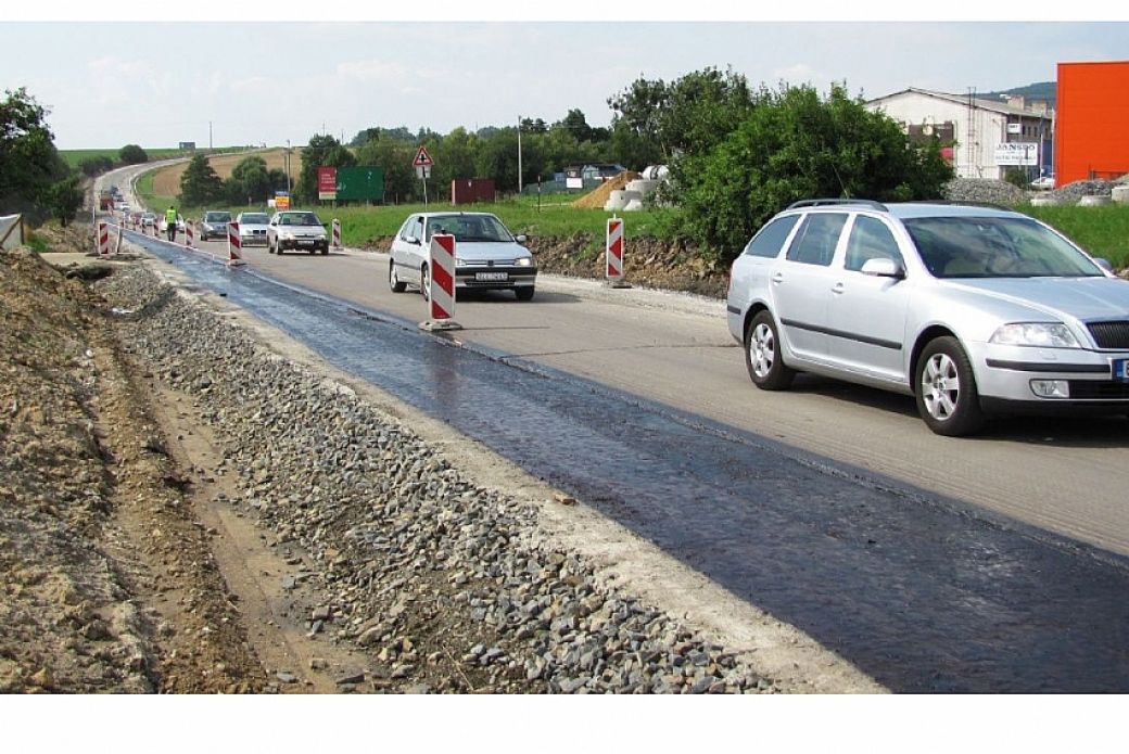 Největší zahajovanou stavbou letos bude rekonstrukce silnice z Bystřice na hranici Olomouckého kraje