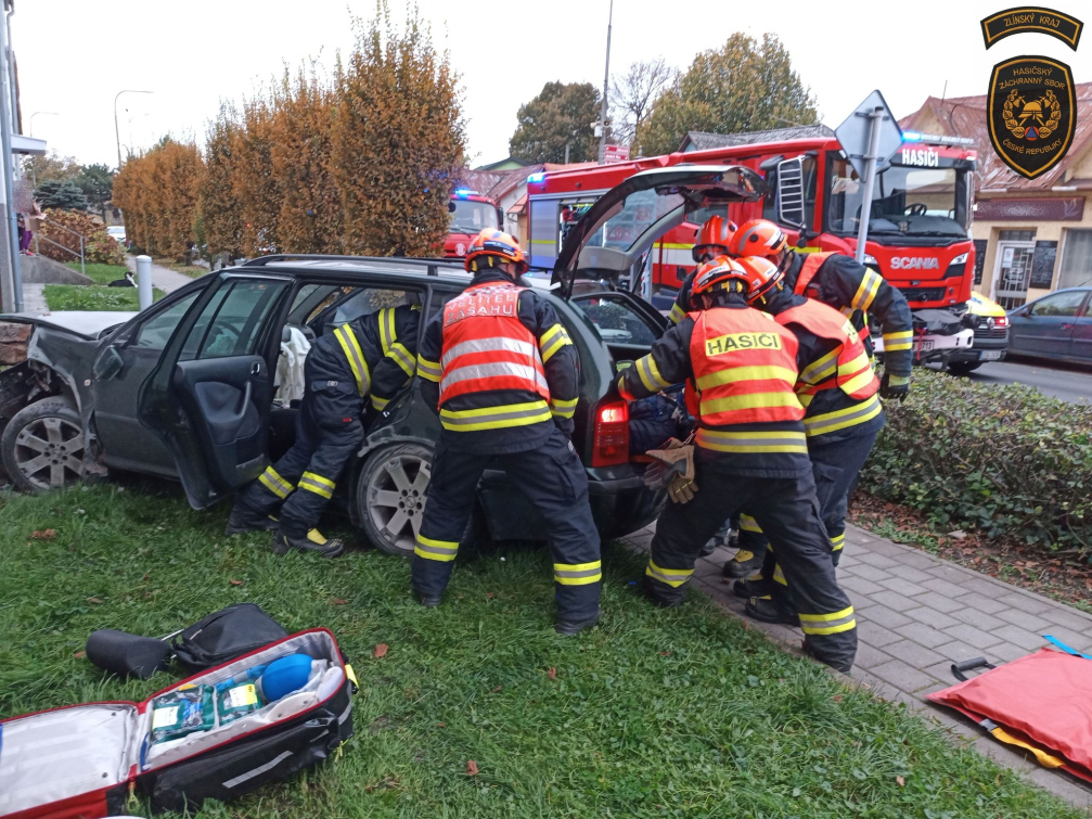 Řidič pobořil lešení a zůstal uvězněn v autě