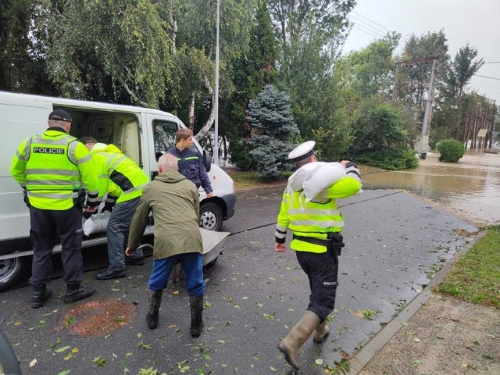 Během povodňového víkendu řešila policie více než 400 oznámení 