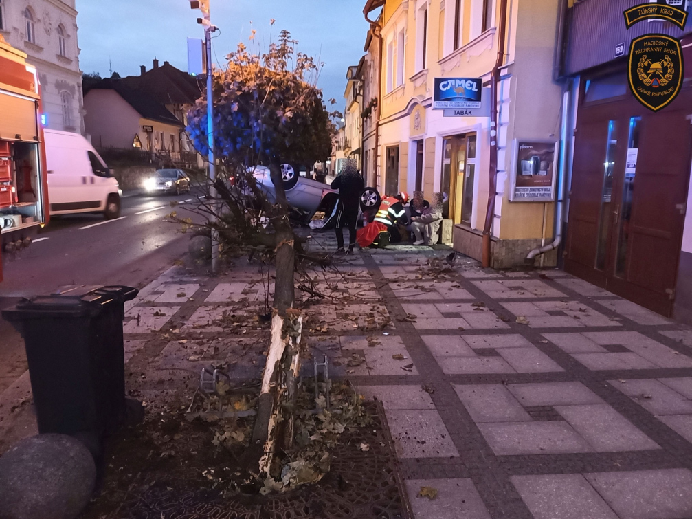 Skončila na střeše na chodníku. Srazila přitom chodkyni