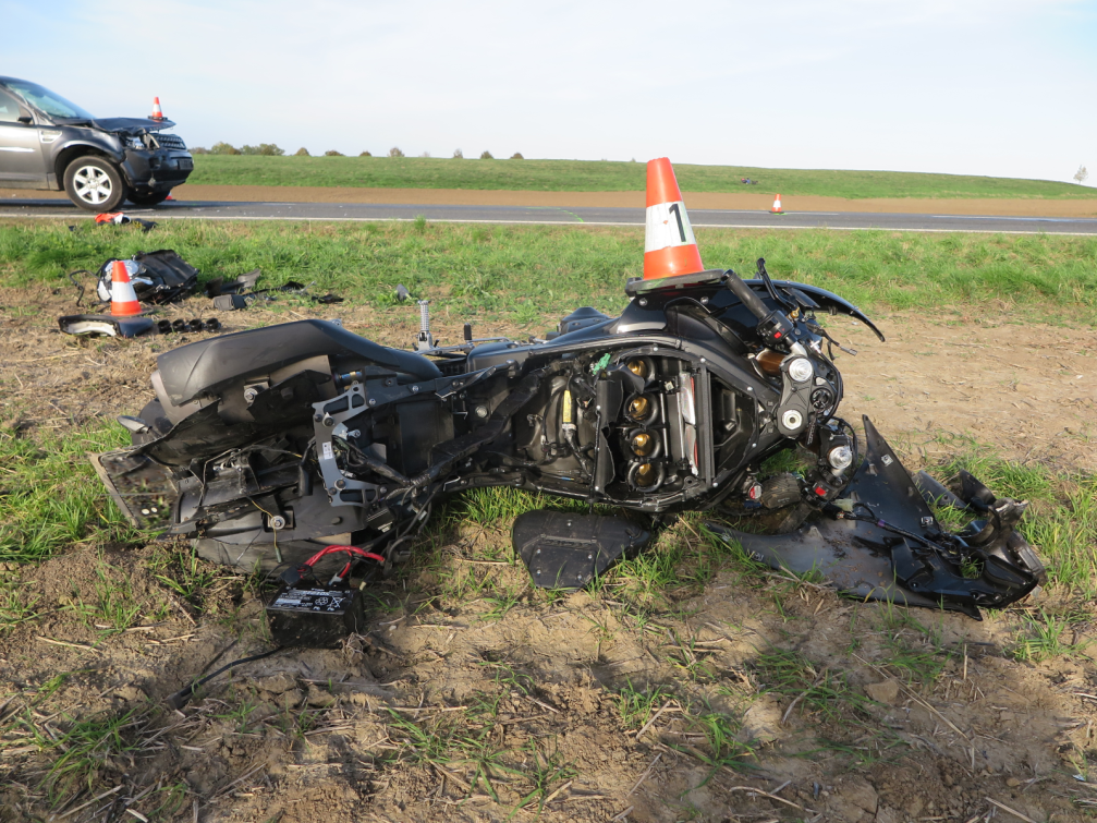 Střet motocyklu s vozidlem si vyžádal těžké zranění motocyklisty 