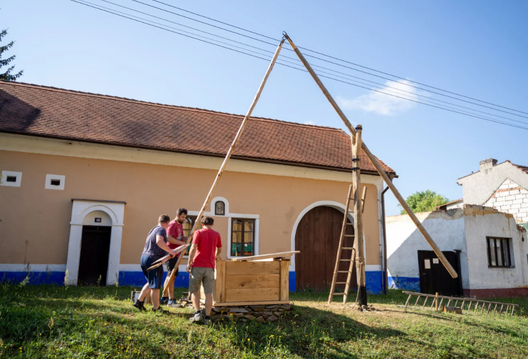 V Topolné vznikla unikátní replika vahadlové studny