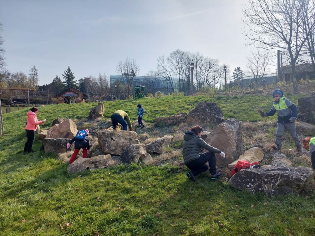 Zaměstnanci krajského úřadu se zapojili do akce Ukliďme svět. Vyrazili na hrad Lukov i do areálu zlínské ZOO