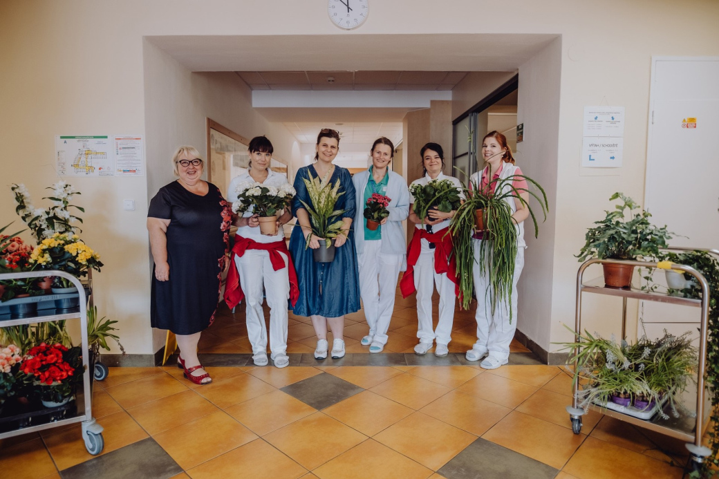 Květiny z kroměřížské výstavy opět potěšily klienty i pracovníky sociálních služeb