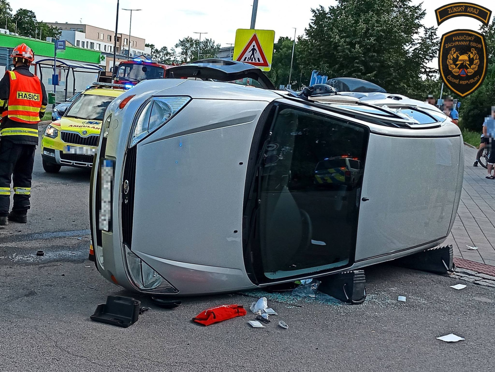 Auto plné pasažérů skončilo převrácené na boku