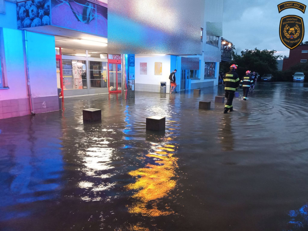 Zlínský kraj zasáhly prudké bouřky. Vítr kácel stromy, voda zaplavila silnice i domy