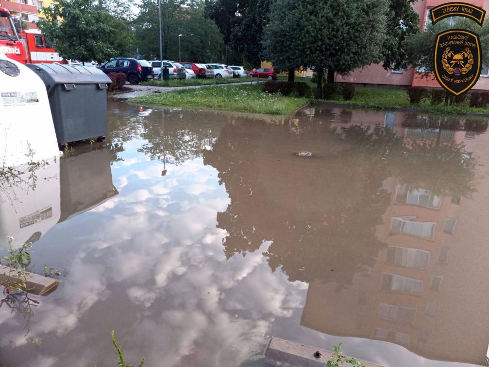 Hasiči nadále odčerpávají vodu a odstraňují následky bleskové povodně