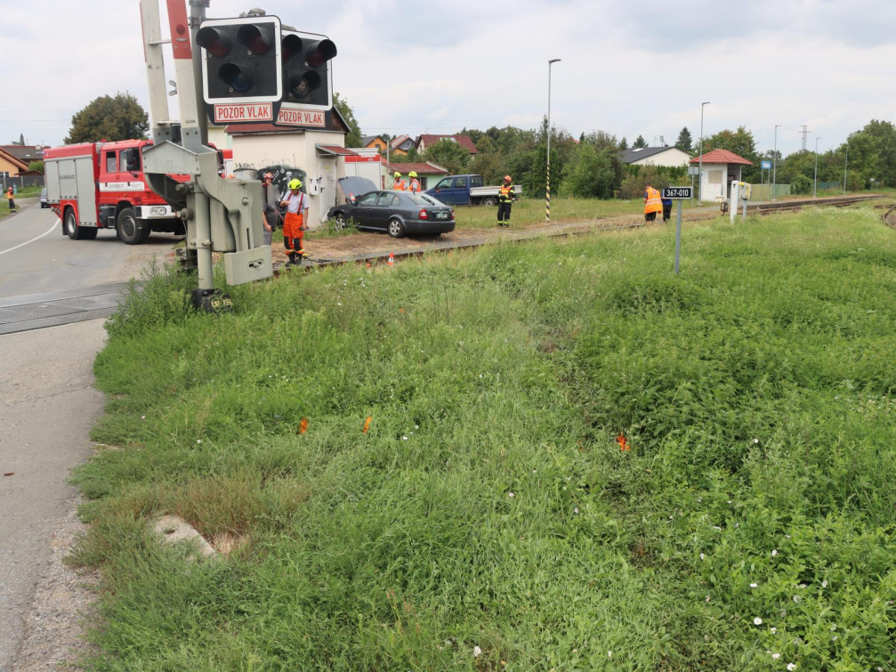 Havárie vozidla. Řidič i spolujezdkyně utrpěli zranění 